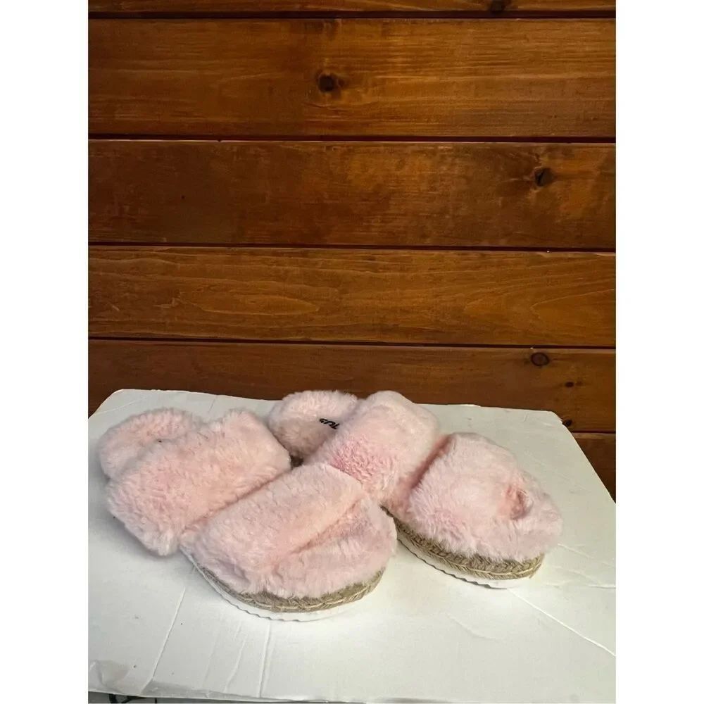 Soda Womans Faux Fur  Slippers/Sandals/  Pink Sz 6 NWOT